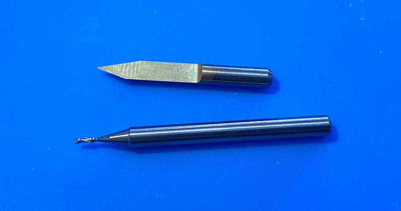 30˚ v-bit engraving tool for traces, 0.8mm 2-flute endmill for
holes and routing the board outline.